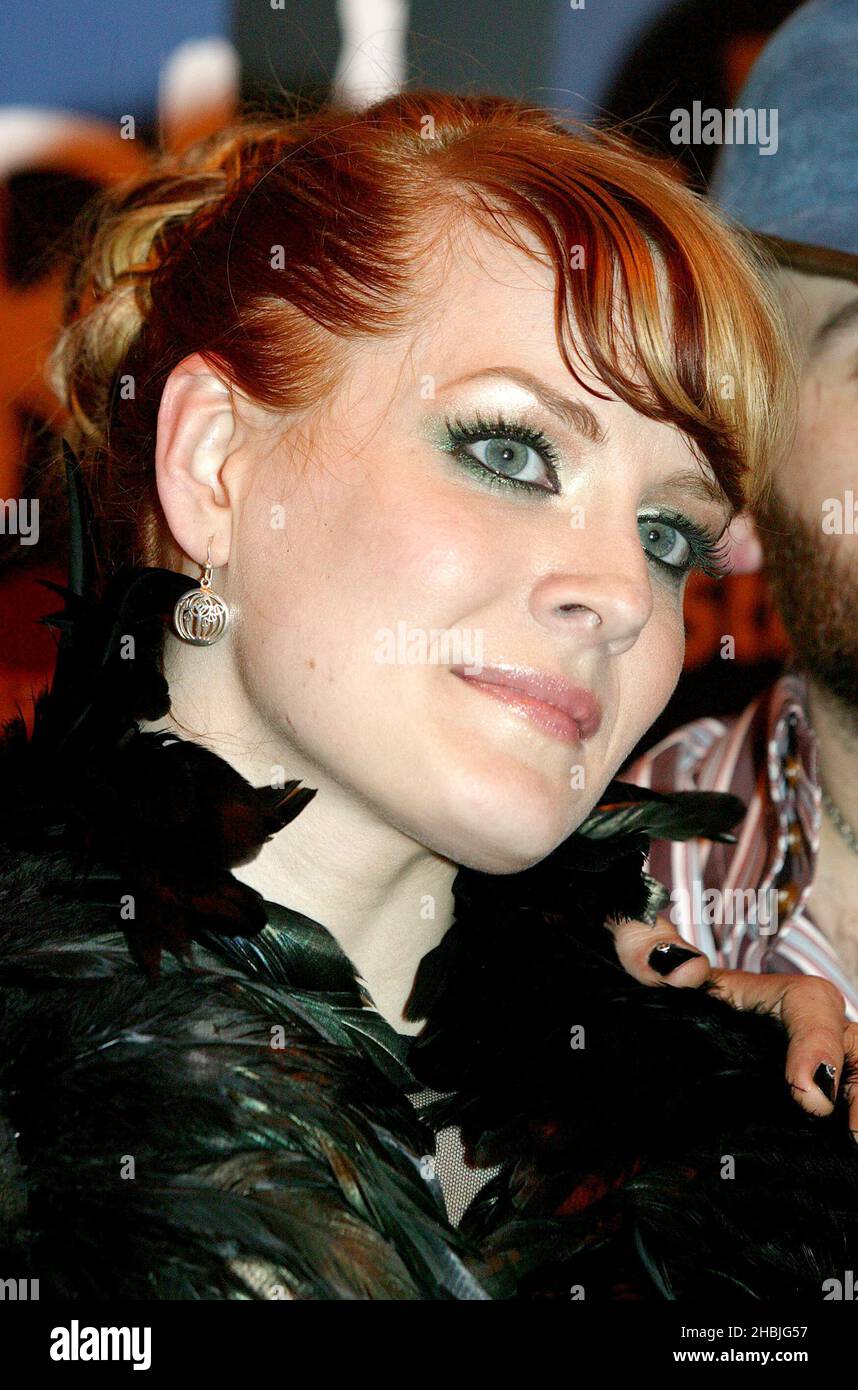 Anna Matronic posiert im Presseraum bei den Anniversary Brit Awards 2005 im Earl's Court am 9. Februar 25. 2005 in London. Kopfschuss Stockfoto