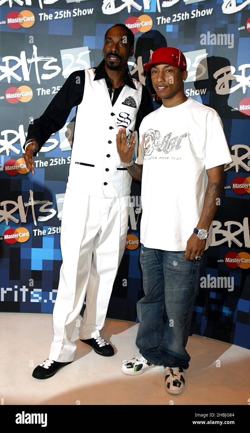 Pharrell Williams und Snoop Dogg bei den Brit Awards 2005, Earls Court, London. Stockfoto