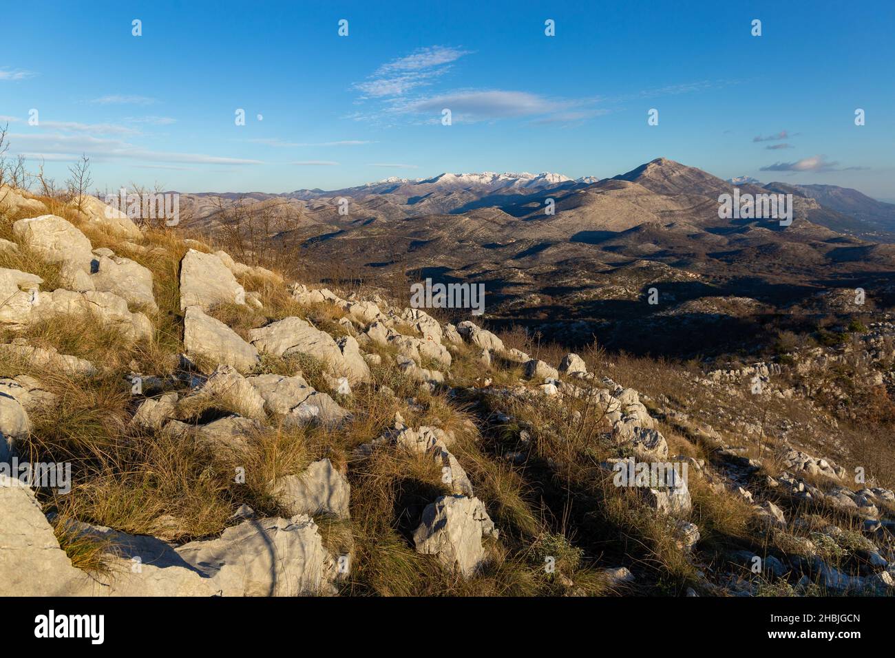 Sonniger Wintertag in den balkanischen Bergen. Kroatien. Stockfoto