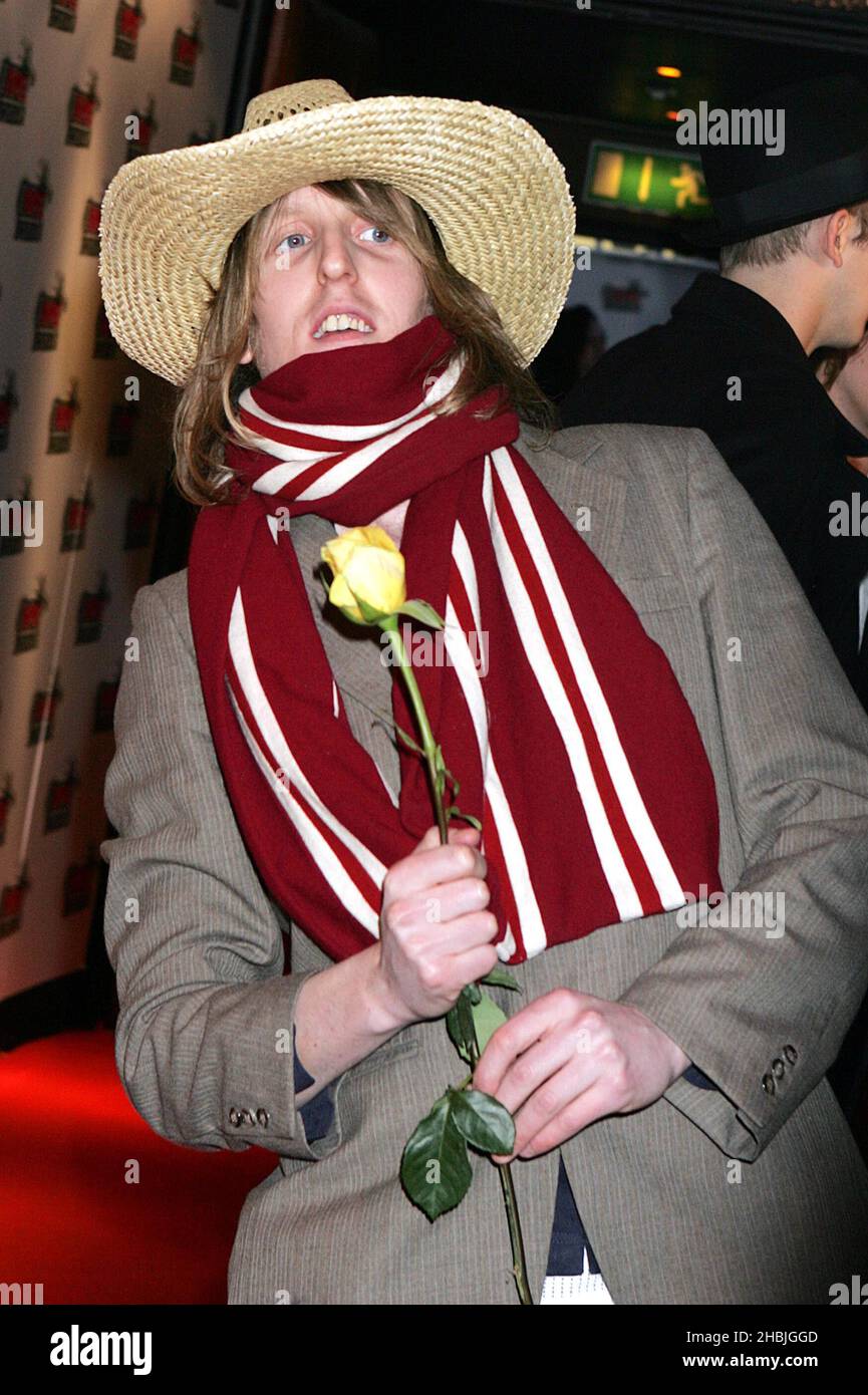 Razorlight Pose bei der Ankunft bei den Shockwaves NME Awards 2005 im Hammersmith Palais am 17. Februar 2005 in London. Stockfoto