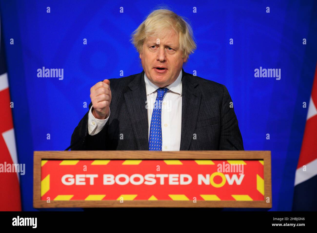 Der britische Premierminister Boris Johnson spricht während eines Covid-Updates in der Downing Street am 15. Dezember 2021 in London, England. Stockfoto
