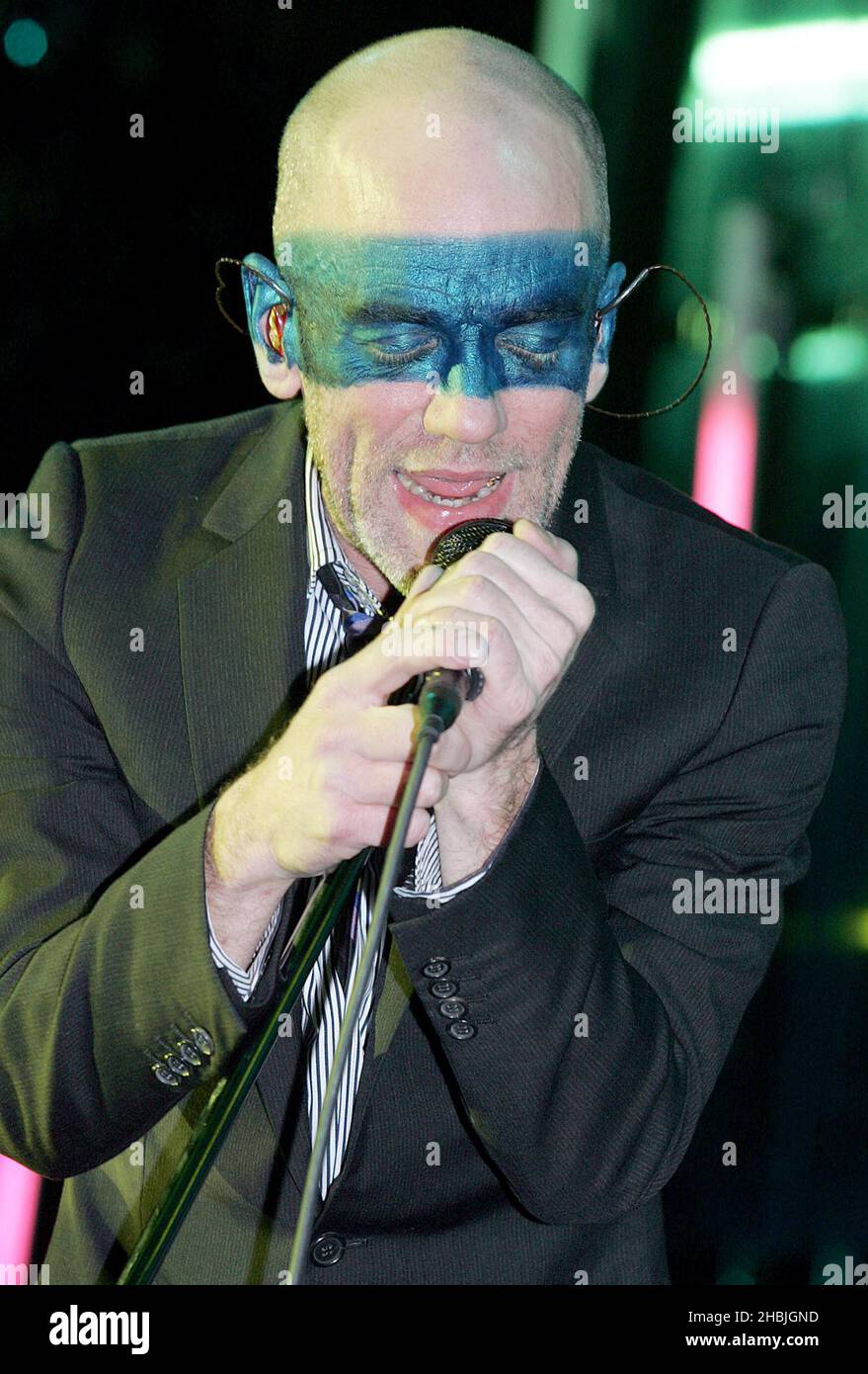 Michael Stipe von REM treten am 18. Februar 2005 in London am ersten Abend ihrer UK-Tournee im Carling Apollo Hammersmith auf der Bühne auf. Stockfoto