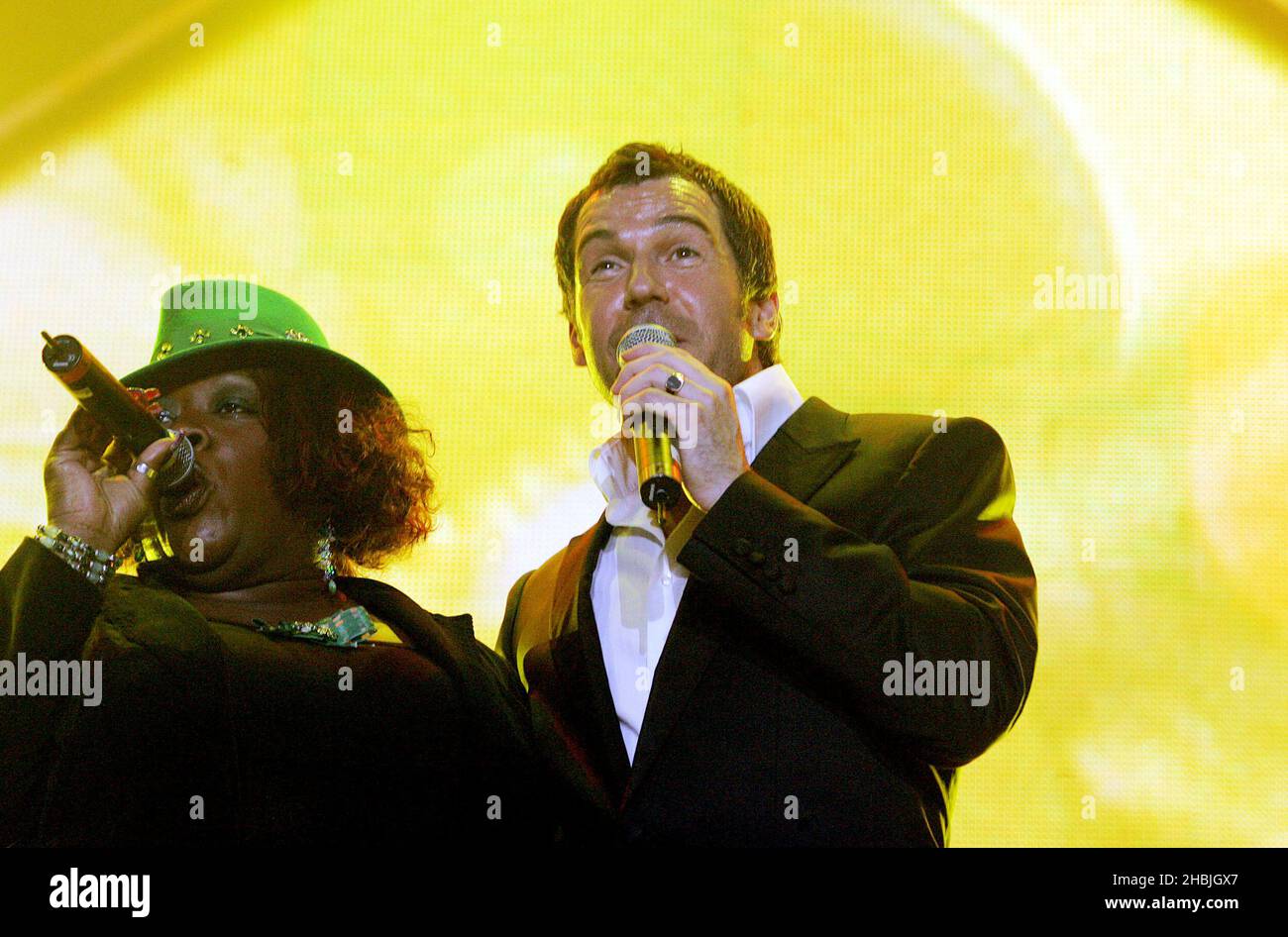 Hildia, Finalist der ITV-Reality-Show The X Factor, mit dem Gewinner Steve Brookstein, treten am 20. Februar 2005 im Wembley Arena Pavilion in London live beim Londoner "The X Factor Live" auf. Stockfoto