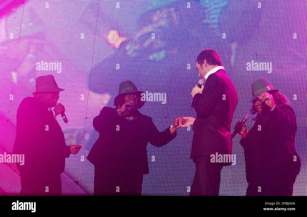 Der Finalist der ITV-Reality-Show The X Factor, Voices of Soul; mit dem Gewinner Steve Brookstein treten am 20. Februar 2005 im Wembley Arena Pavilion in London live beim Londoner Termin ihrer 'The X Factor Live' UK-Tour auf. Stockfoto