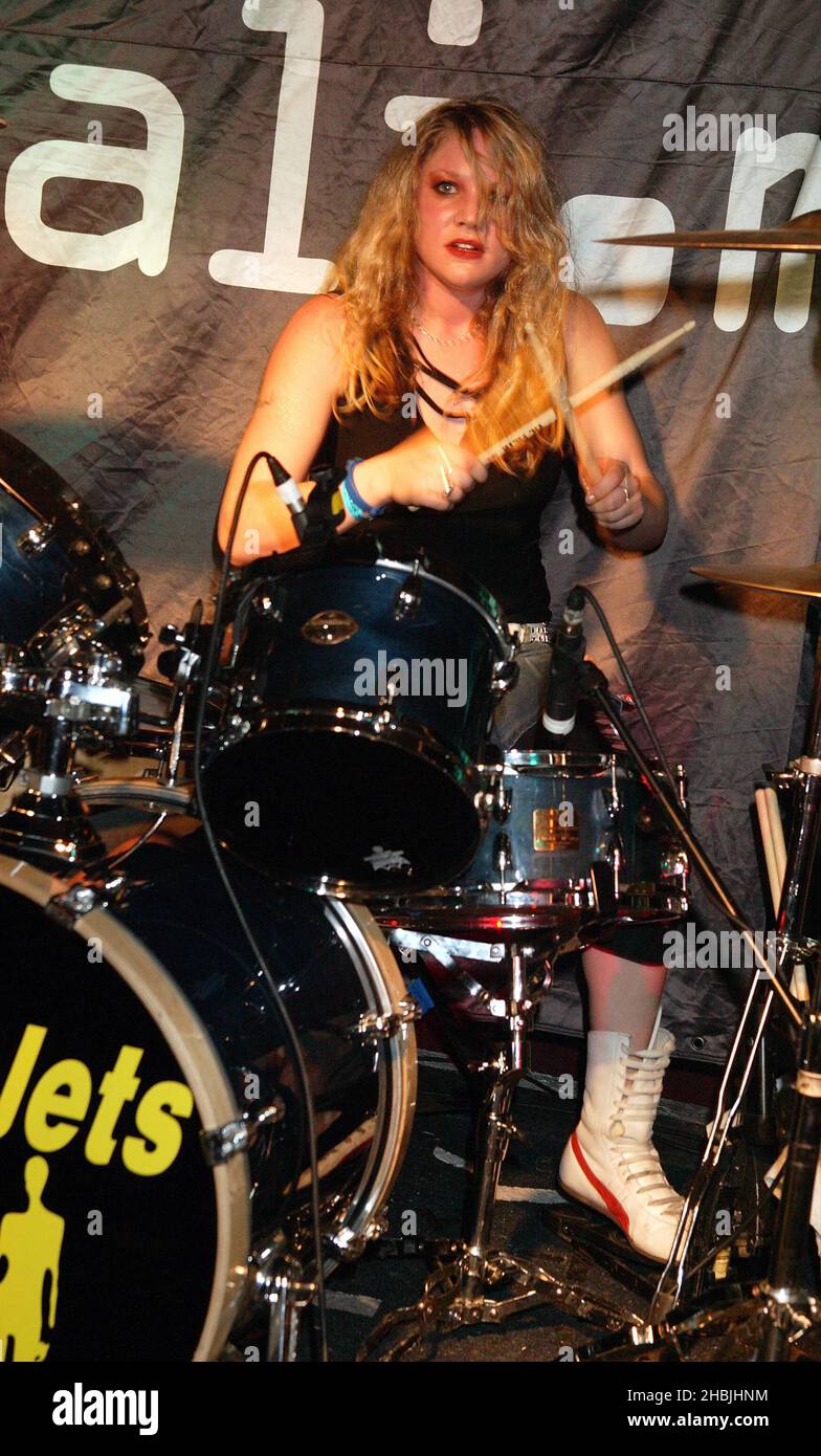 Die Suffrajets treten im Rahmen des Tiscali Showcase in der Carling Bar Academy Islington in London auf. Gemma Clarke (Schlagzeug ex-Babyshambles); Claire Wakeman (Gitarre/Gesang); Alex Gillings, Gitarre; Vicky Kingston; Bass. Stockfoto