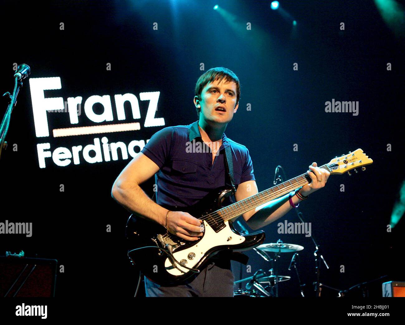 Die schottische Band Franz Ferdinand spielt auf der Bühne des Teenage Cancer Trust in der Royal Albert Hall in London. Stockfoto