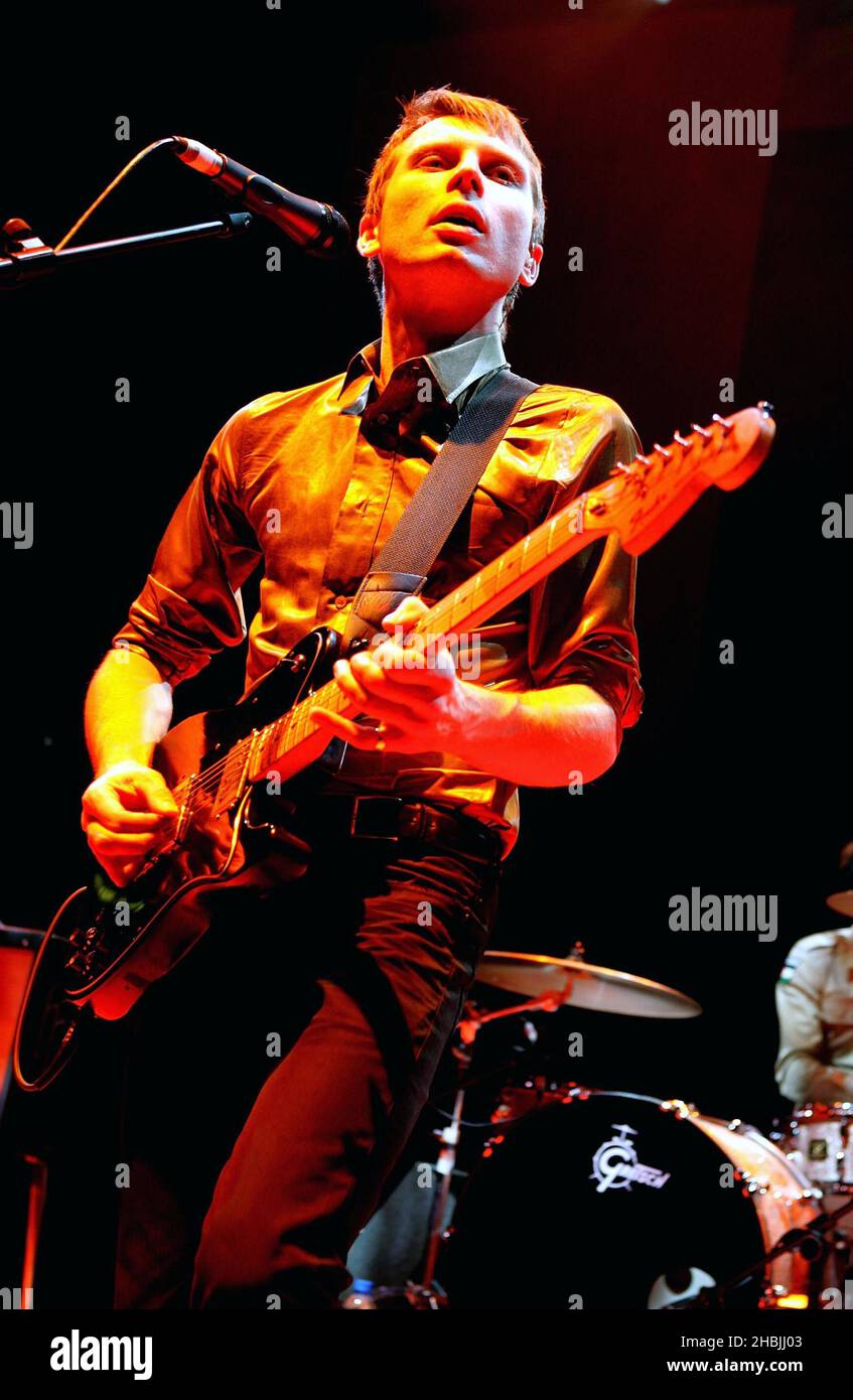Die schottische Band Franz Ferdinand spielt auf der Bühne des Teenage Cancer Trust in der Royal Albert Hall in London. Stockfoto