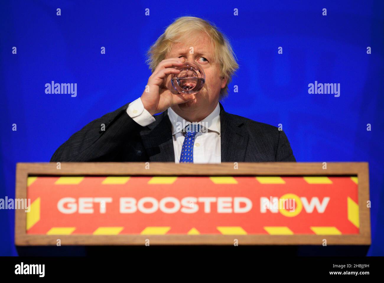 Der britische Premierminister Boris Johnson spricht während eines Covid-Updates in der Downing Street am 15. Dezember 2021 in London, England. Stockfoto