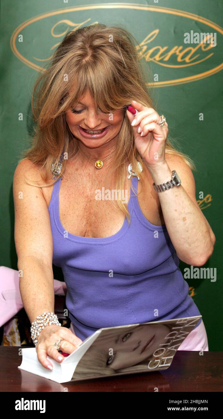 DIE US-Schauspielerin Goldie Hawn signiert Kopien ihrer Memoiren 'A Lotus Grows in the Mud', bei Hatchards, Piccadilly in London. Stockfoto