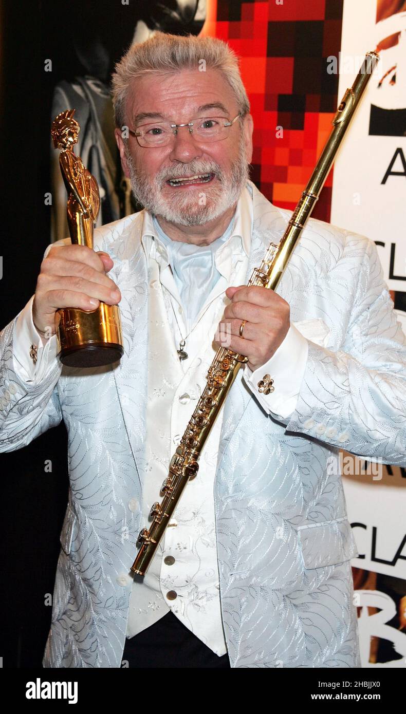 Sir James Galaway erhält beim Awards Board der Classical Brit Awards 2005, der jährlichen Preisverleihung für klassische Musik, in der Royal Albert Hall in London den Preis für herausragende Leistungen im Bereich Musik. Stockfoto