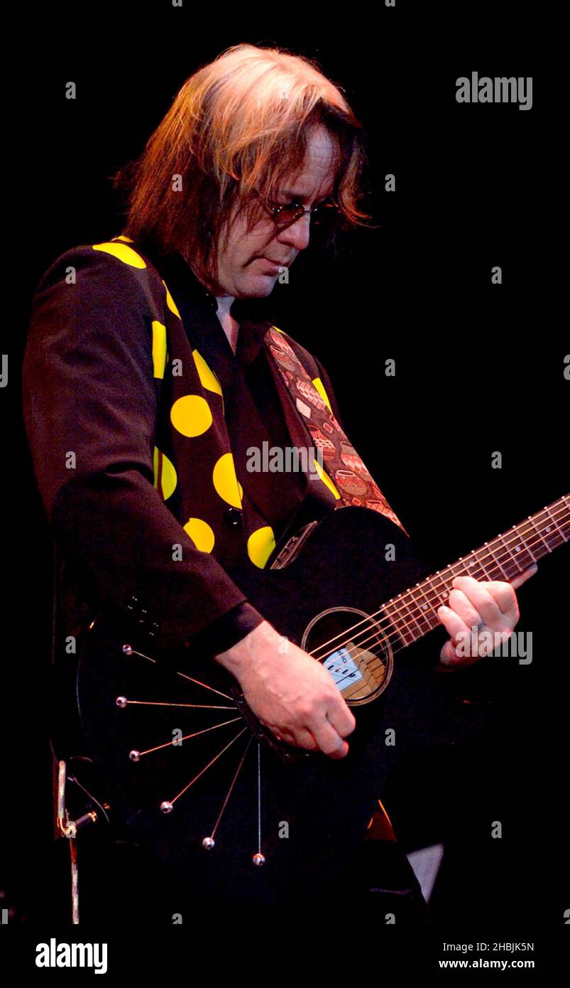 Joe Jackson und Tod Rundgren treten am 5. Juni 2005 in London auf der Bühne des Carling Apollo Hammersmith auf, Stockfoto
