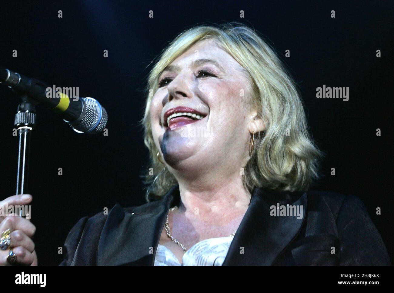 Marianne Faithfull spielt live auf der Bühne des Shepherd's Bush Empire in London. Stockfoto