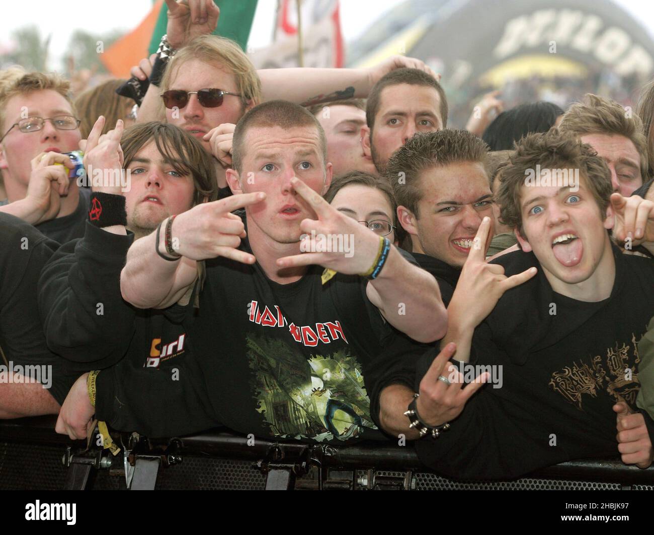 Metal Rock-Fans stehen am dritten und letzten Tag des diesjährigen Download Festivals im Donington Park, Castle Donington, am 12. Juni 2005 in Leicestershire, England, vor der Bühne. Stockfoto