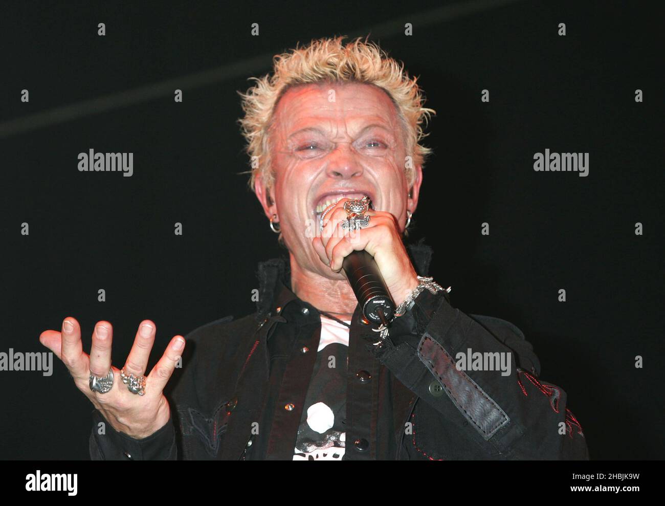 Billy Idol tritt am 10. Juni 2005 in Leicestershire auf der Bühne des ersten Tages des diesjährigen Download Festivals im Donington Park, Castle Donington, auf. Stockfoto