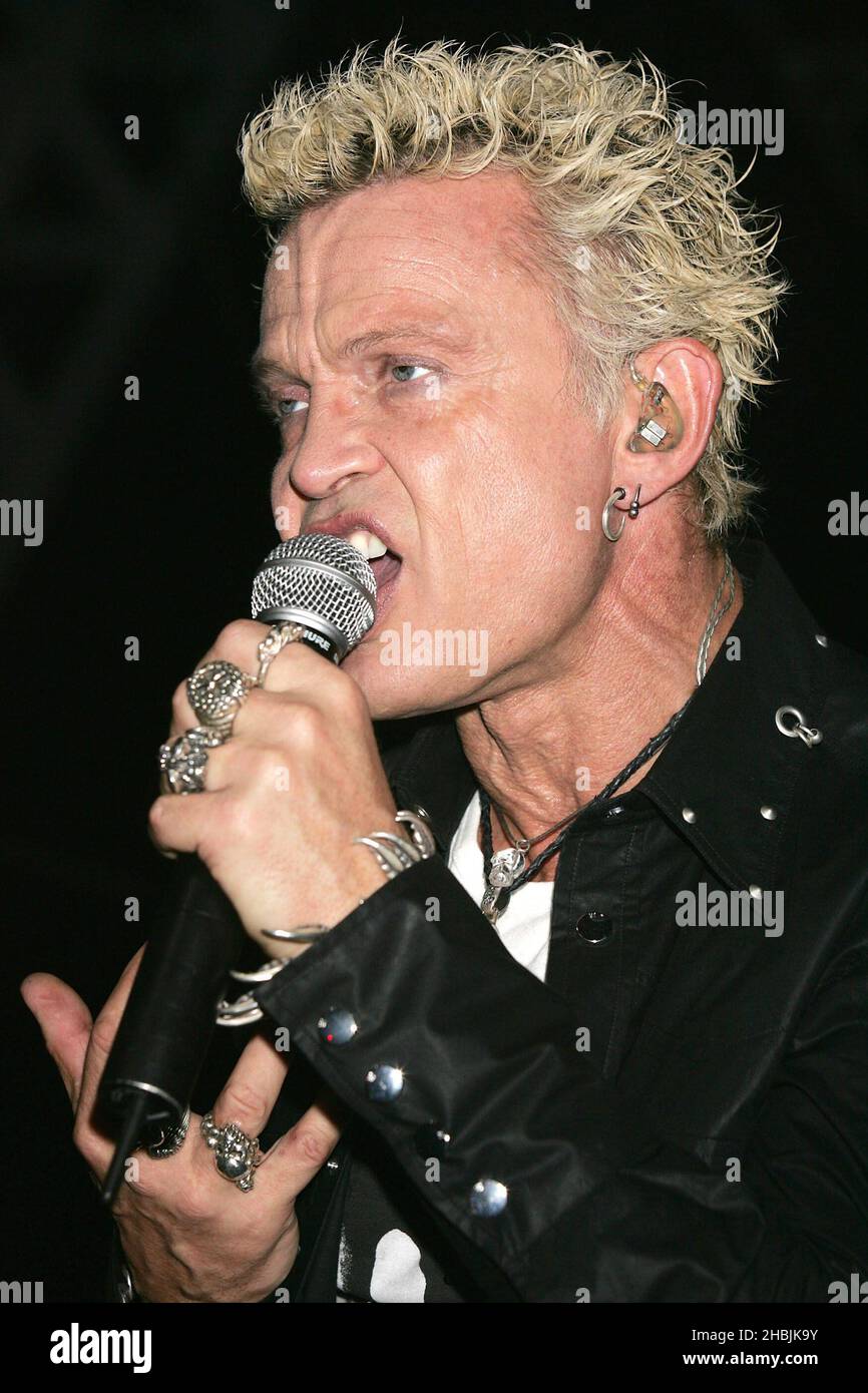 Billy Idol tritt am 10. Juni 2005 in Leicestershire auf der Bühne des ersten Tages des diesjährigen Download Festivals im Donington Park, Castle Donington, auf. Stockfoto