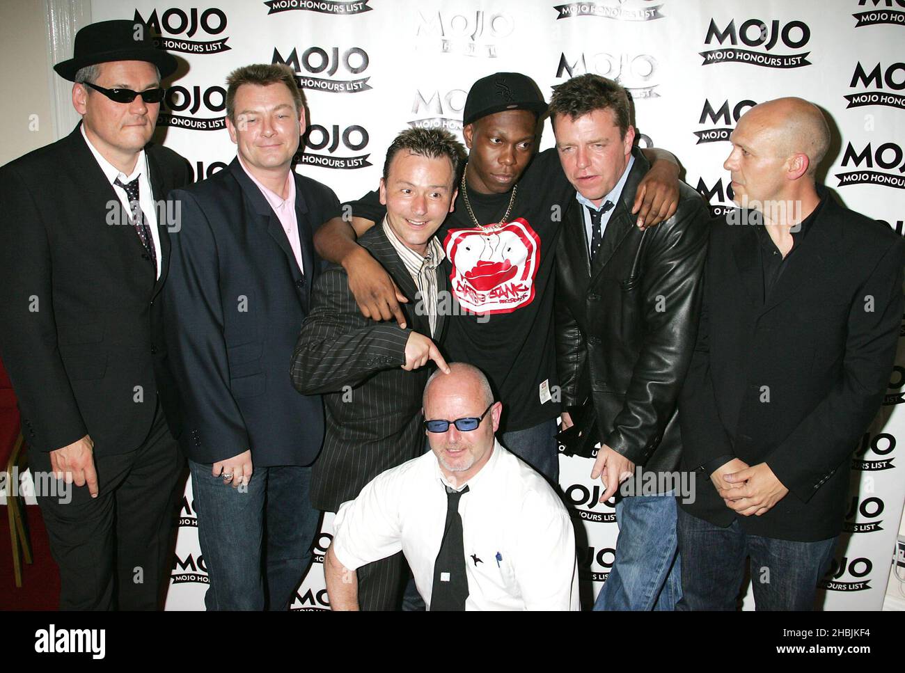Wahnsinn mit Dizzee Rascal in Awards Room mit Auszeichnung für den Mojo Hall of Fame Award bei der MOJO Honors List 2005, der zweiten jährlichen Auszeichnung des Musikmagazins, in der Porchester Hall in London. Stockfoto