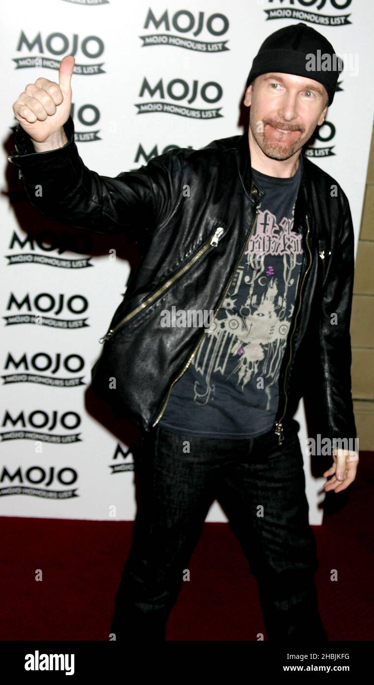 The Edge of U2 kommt bei der MOJO Honors List 2005, der zweiten jährlichen Auszeichnung des Musikmagazins, in der Porchester Hall in London an. Stockfoto