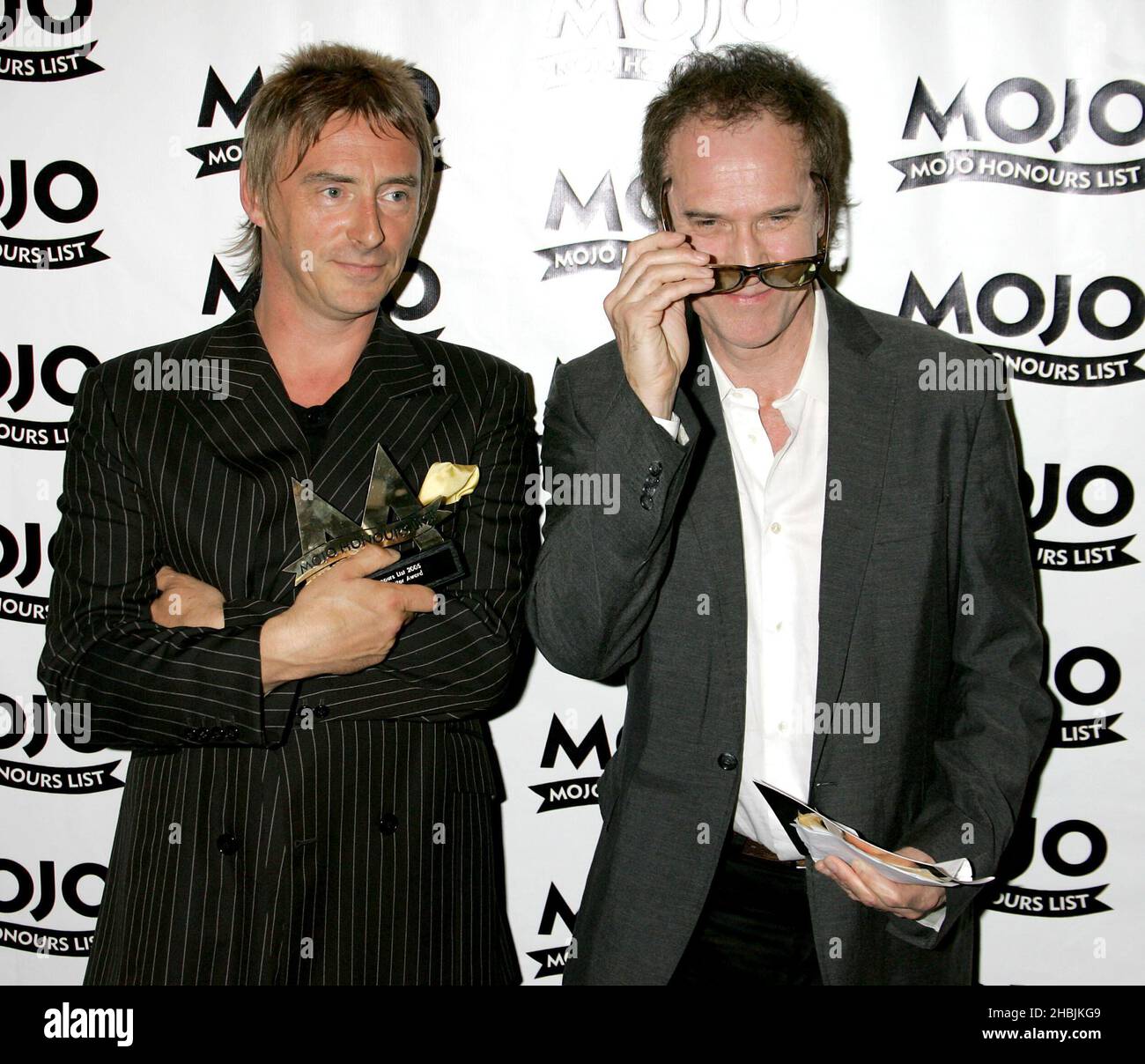 Paul Weller gewinnt den Preis für Mojo Songwriter und posiert im Awards Room mit Ray Davies von den Kinks bei der MOJO Honors List 2005, der zweiten jährlichen Auszeichnung des Musikmagazins, in der Porchester Hall in London. Stockfoto