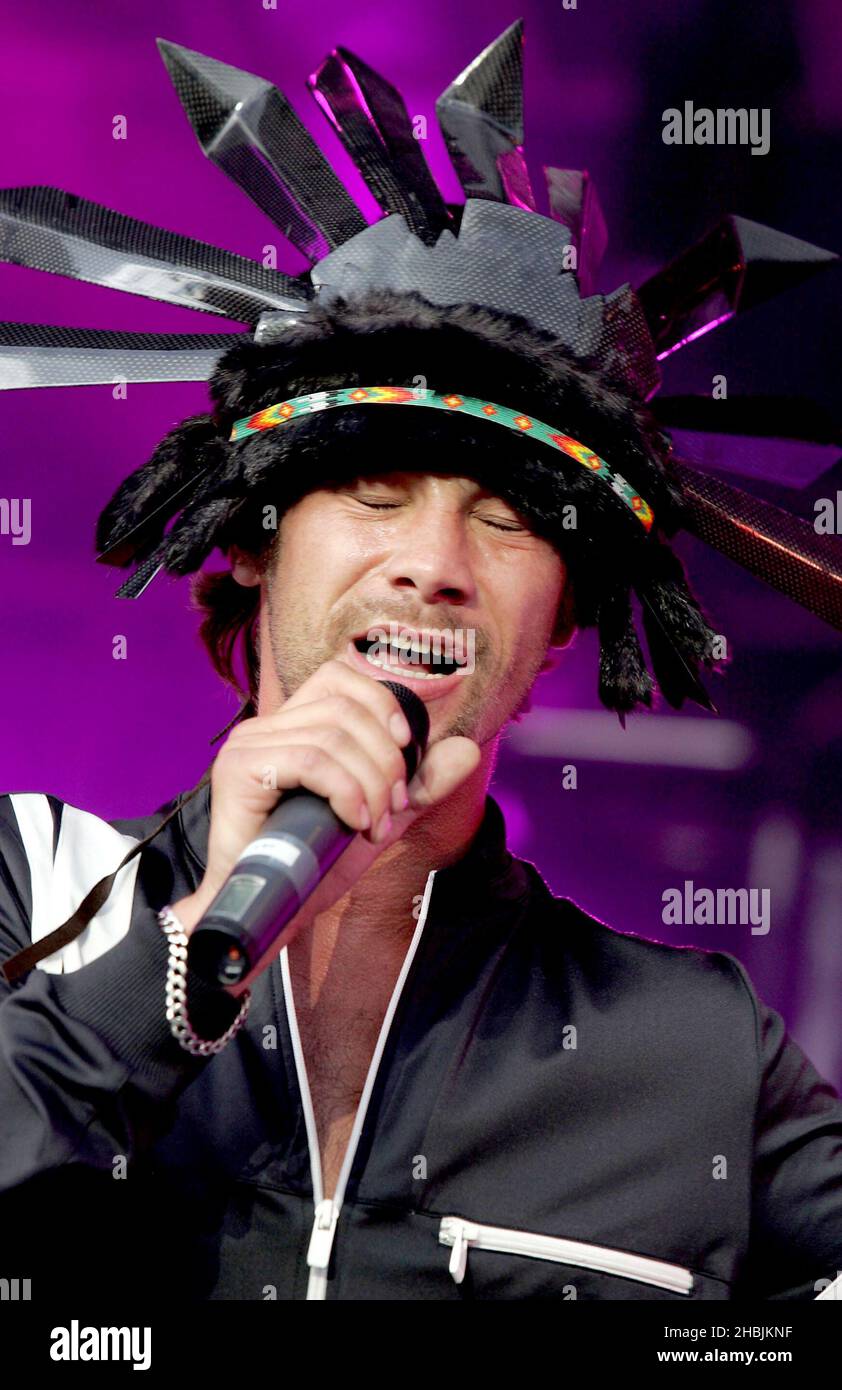 Jay Kay von Jamiroquai tritt am letzten Tag von B Live London am Clapham Common am 3. Juli 2005 in London auf der Bühne auf. Stockfoto