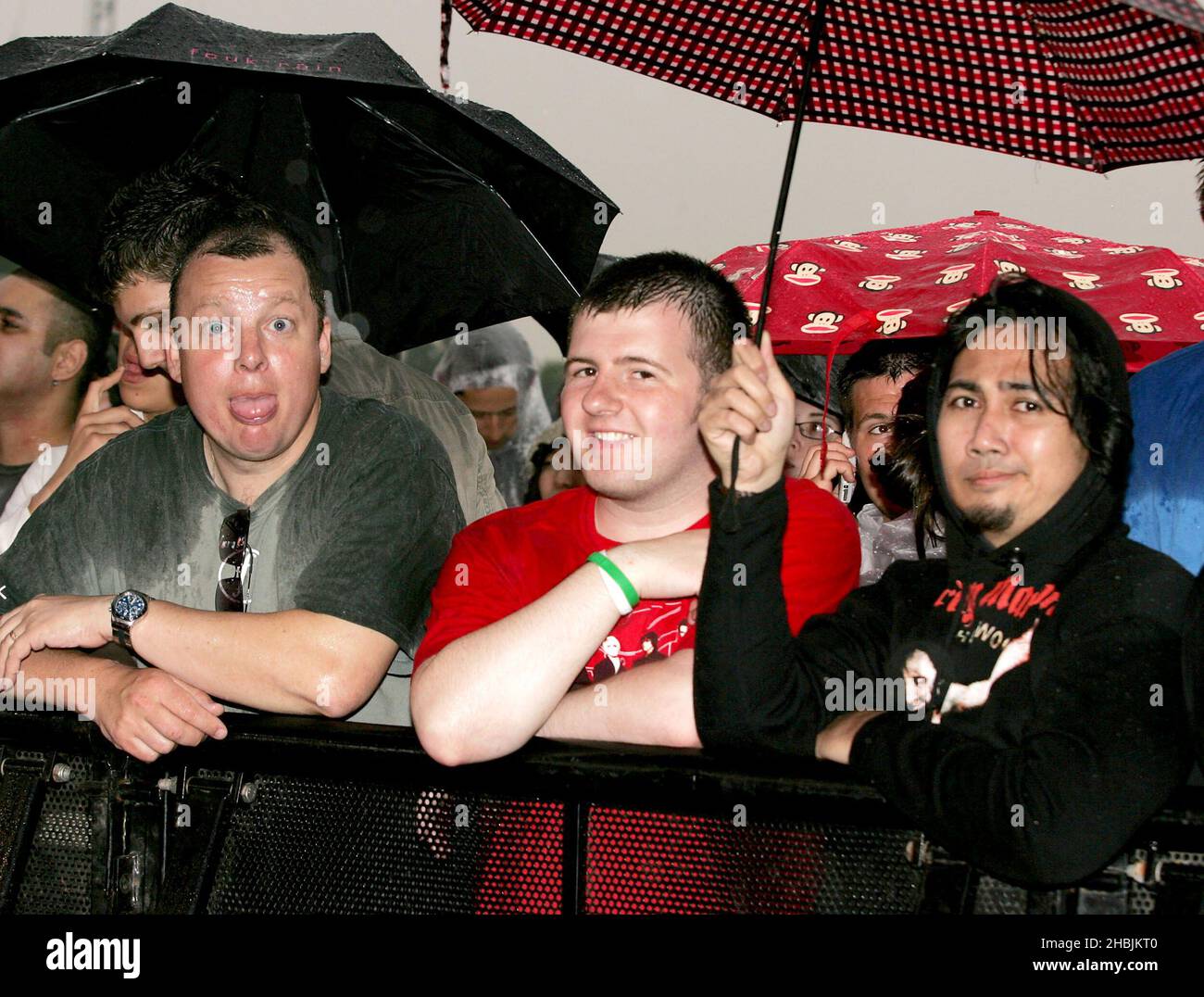 Massen nasser Fans vor der Bühne beim Wirelss Festival 02 im Hyde Park am 24. Juni 2005 in London. Stockfoto