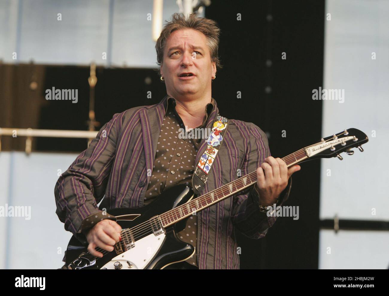 Peter Buck von der britischen Indie-Gruppe REM tritt dieses Jahr auf der Bühne ihrer zweiten Londoner Show im Hyde Park am 16. Juli 2005 in London auf. Stockfoto