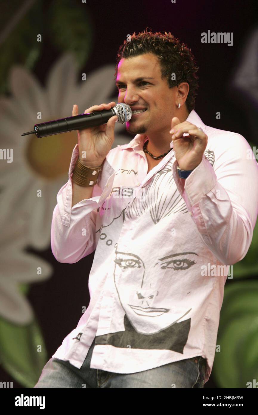 Peter Andre tritt am 23. Juli 2005 auf der Bühne des zweiten jährlichen „Big Gay Out“, Europas größtem Gay-Musikfestival, im Finsbury Park in London auf. Stockfoto