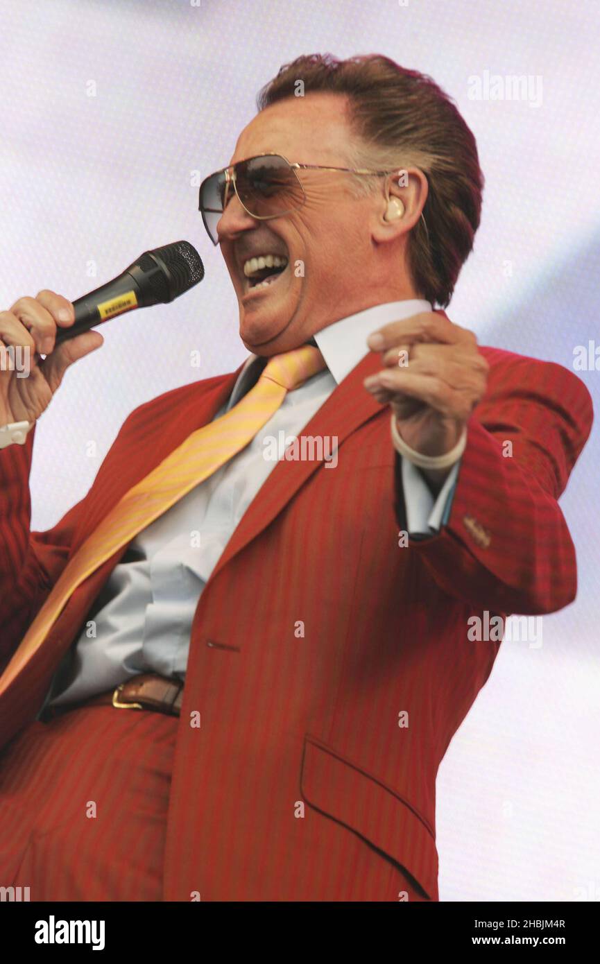 Tony Christie tritt am 23. Juli 2005 auf der Bühne des zweiten jährlichen „Big Gay Out“, Europas größtem Gay-Musikfestival, im Finsbury Park in London auf. Kopfschuss witzig Stockfoto