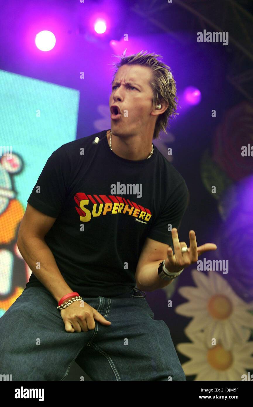 Freefaller; Ollie spielt und singt live auf der Bühne beim zweiten jährlichen „Big Gay Out“, Europas größtem Gay-Musikfestival, am 23. Juli 2005 im Finsbury Park in London. Stockfoto