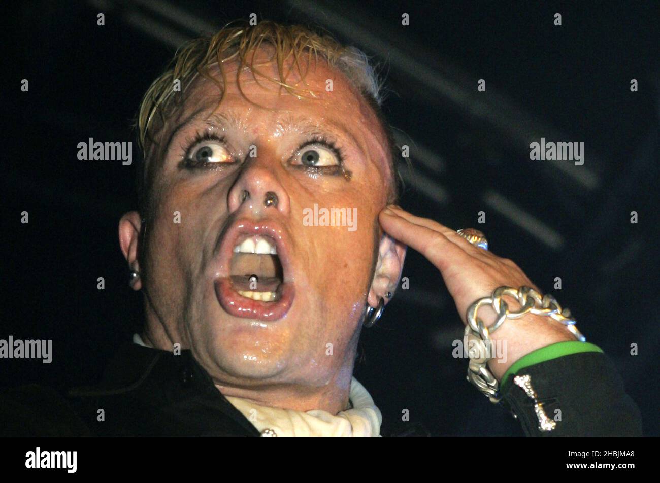 Keith Flint von The Prodigy tritt am 6. August 2005 im Rahmen des Grolsch Summer Sets im Somerset House in London auf der Bühne auf. Stockfoto