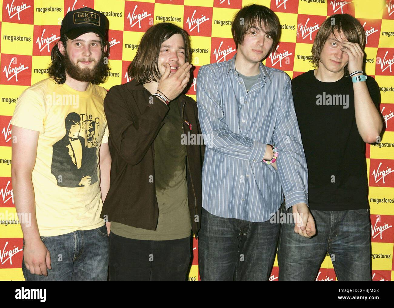 Nine Black Alps; Martin; Sam Forrest; David Jones; James Galley Pose im Kerrang! Day of Rock im Virgin Megastore, Oxford Street am 9. August 2005 in London, Stockfoto