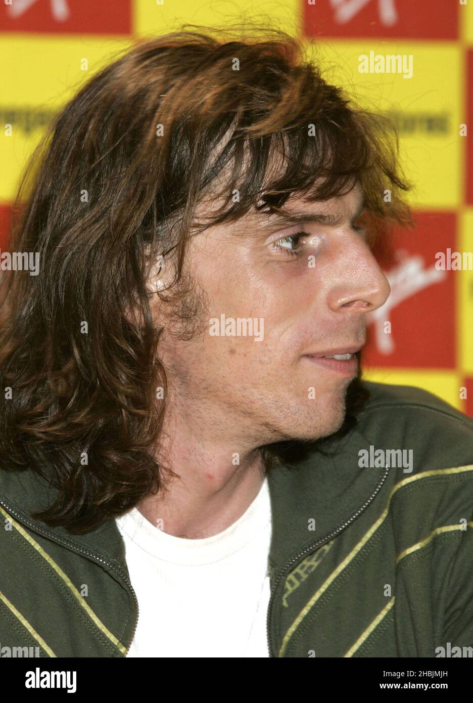 Rob Coombes von Supergrass signieren Kopien ihres neuesten Albums 'Road to Rouen', am 17. August 2005 im Virgin Megastore Piccadilly in London. Kopfschuss Stockfoto