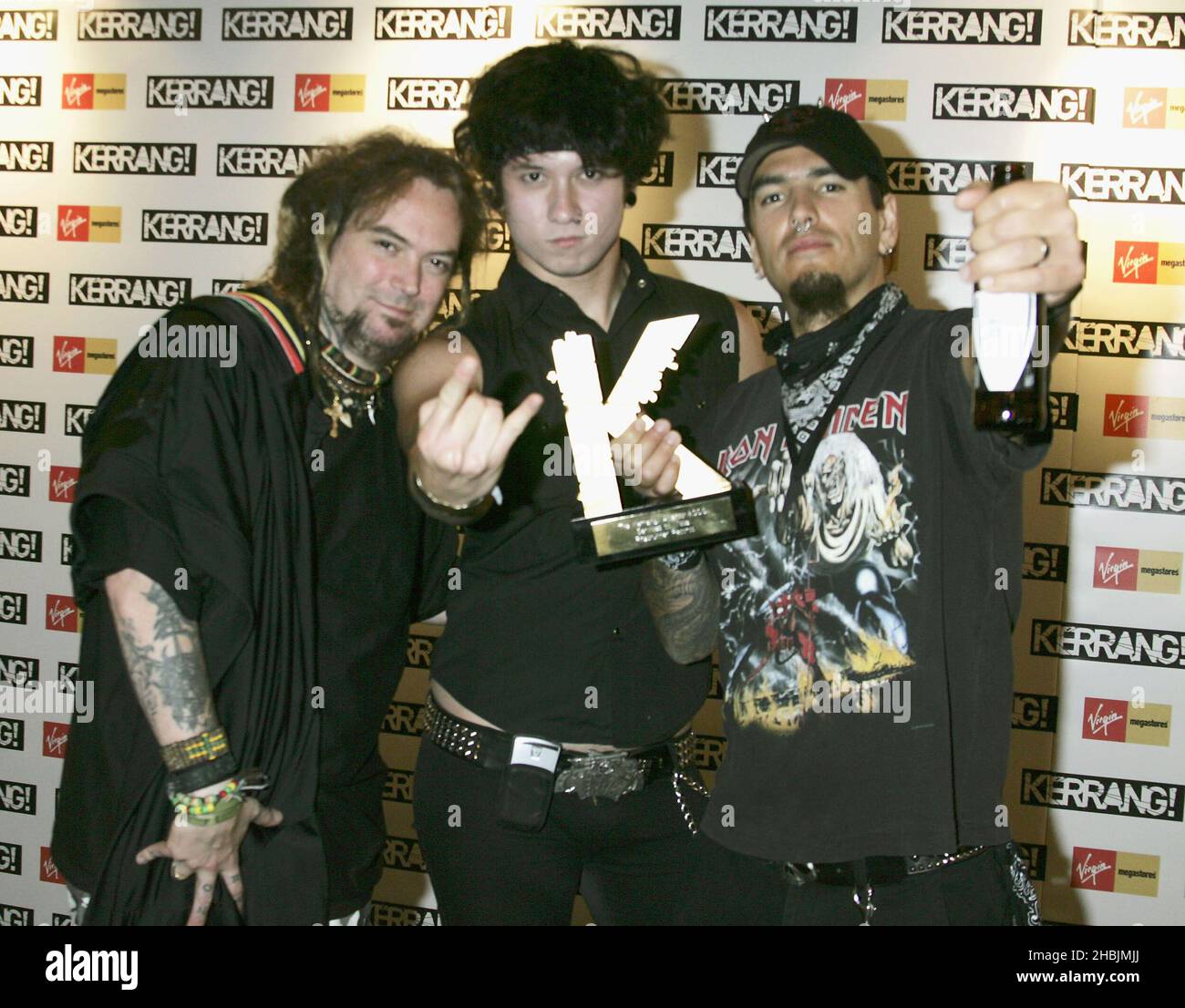 Max Cavalier von Soulfly und Sepultura und Matt Heafy von Trivium und Robert Flynn von Machine Head erhalten den Preis für den Service to Metal von Roadrunner Record im Kerrang! Auszeichnungen 2005, in der Brauerei in London. Stockfoto