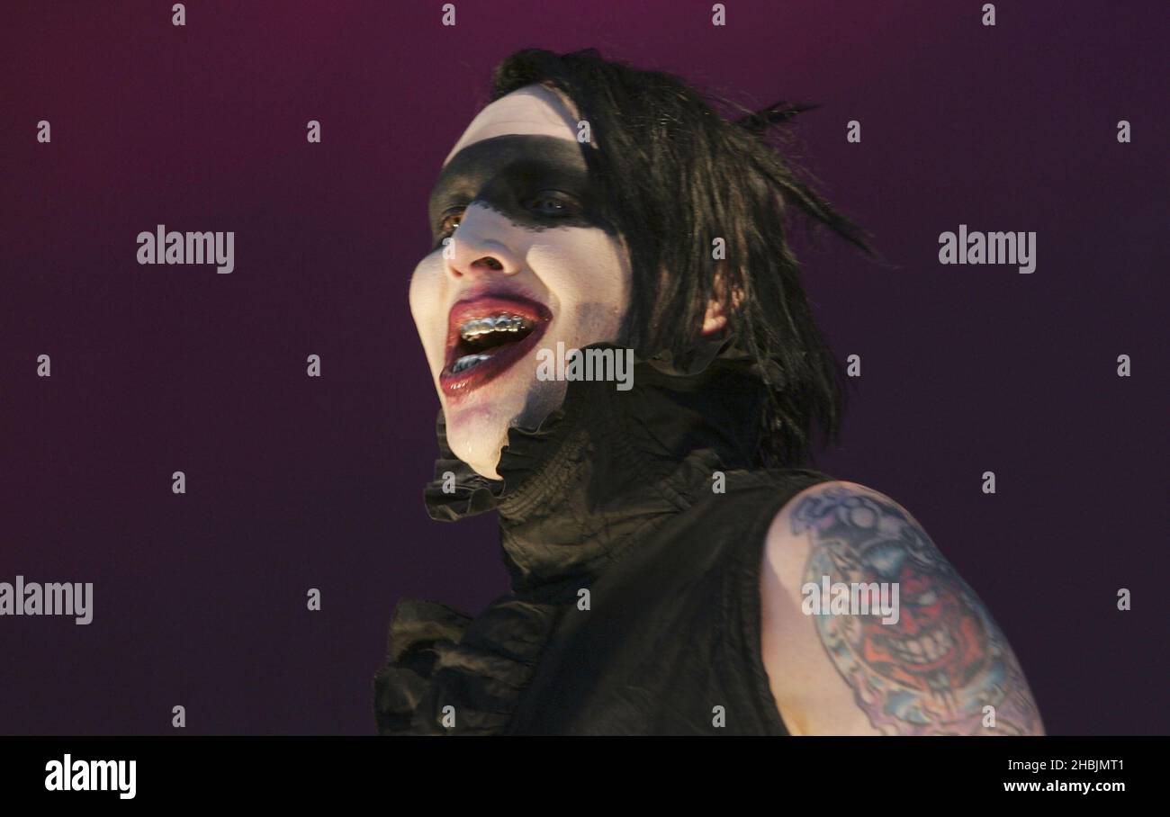 Marilyn Manson tritt am dritten und letzten Tag des Carling Weekend Reading Festivals in der Richfield Avenue am 28. August 2005 in Reading, England, auf der Bühne auf. Stockfoto