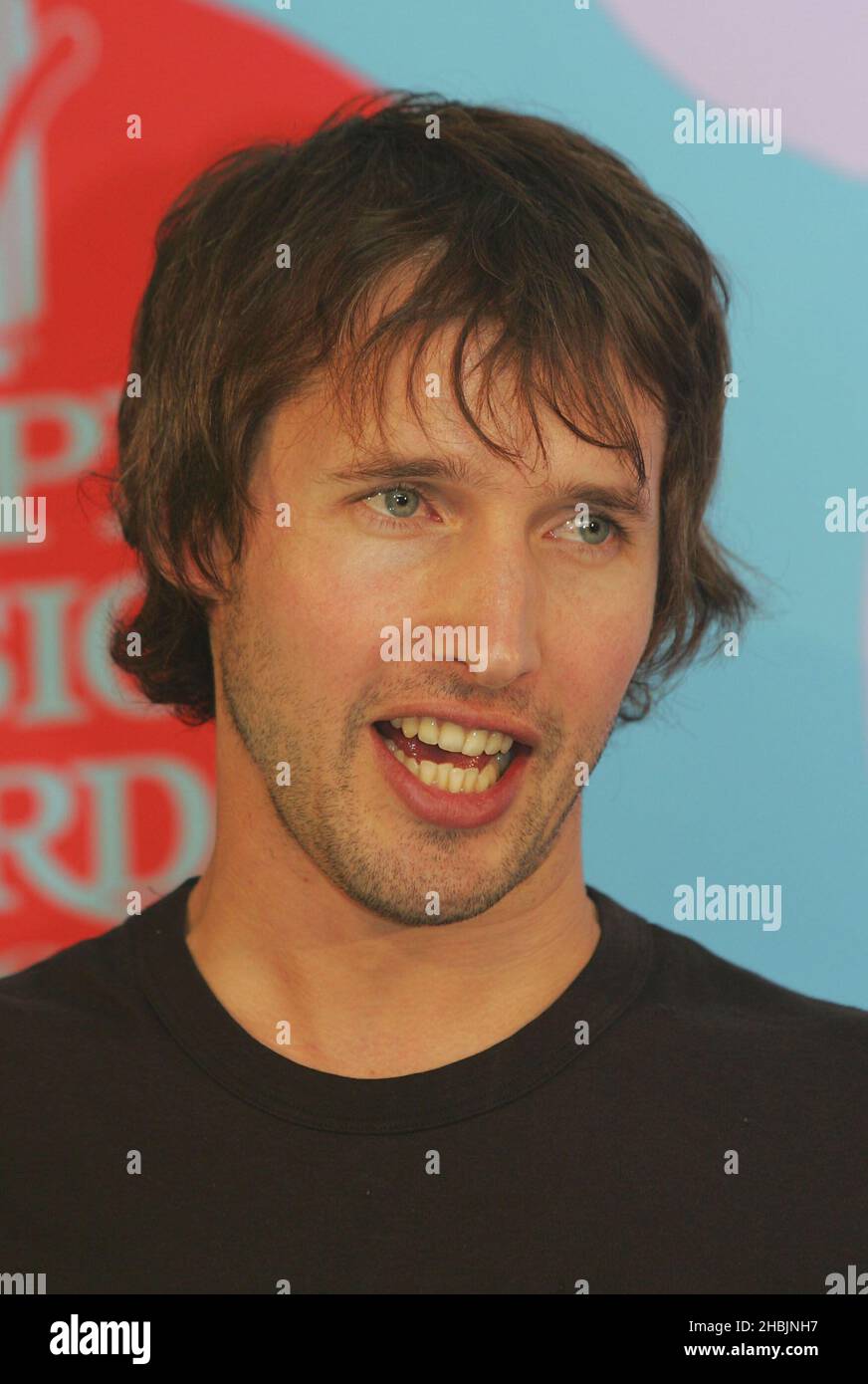 James Blunt tritt am 27. September 2005 in London bei der MTV Europe Music Awards Press Launch, 2005, im Krankenhaus auf. Kopfschuss witzig Stockfoto