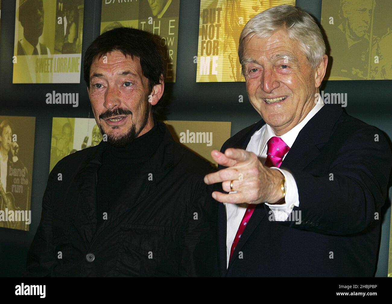 Michael Parkinson und Chris Rea bei den Music Industry Awards im Grosvenor House Hotel in London. Stockfoto