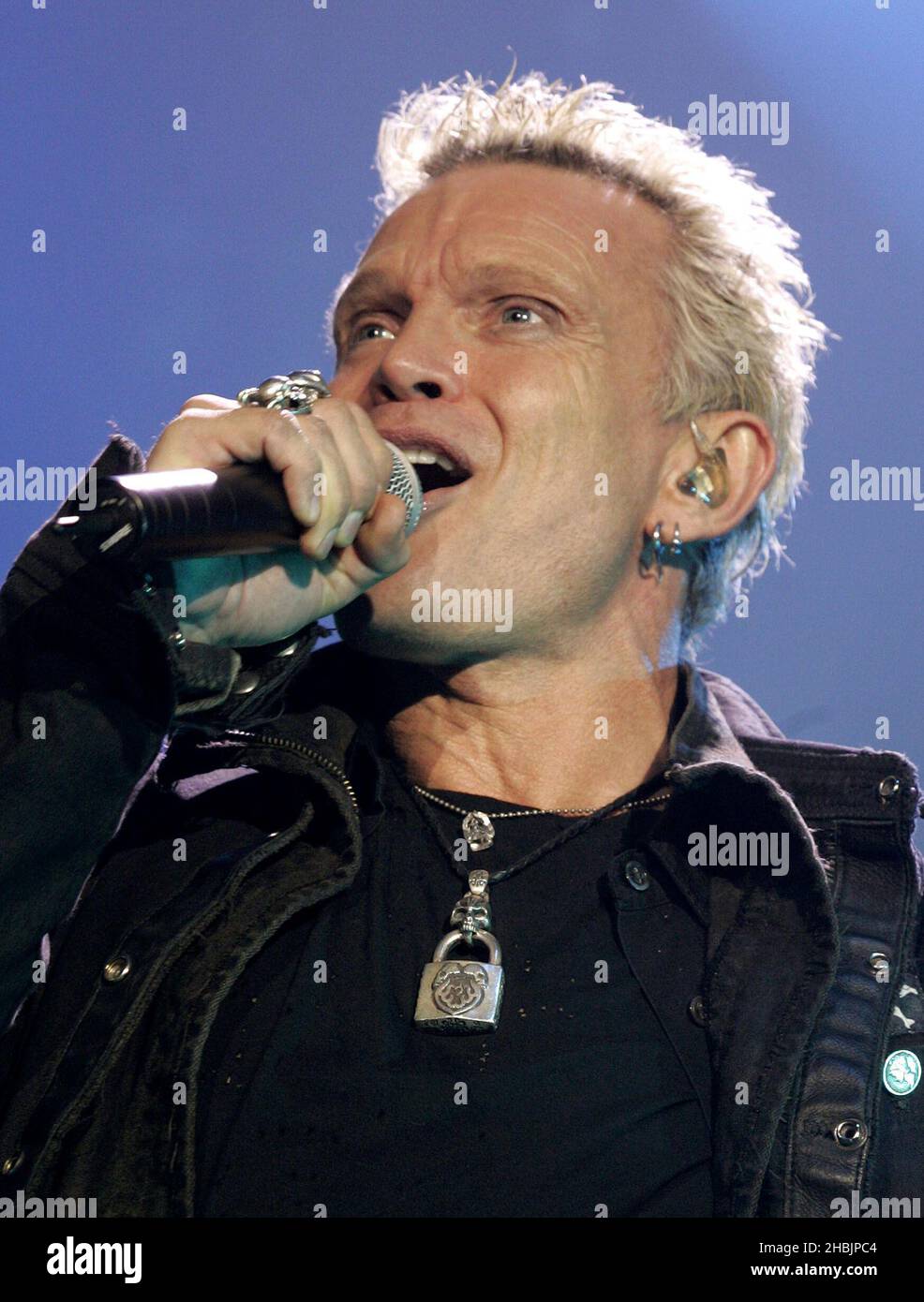 Billy Idol spielt am 11. November 2005 live auf der Bühne der Carling Academy Brixton in London. Stockfoto