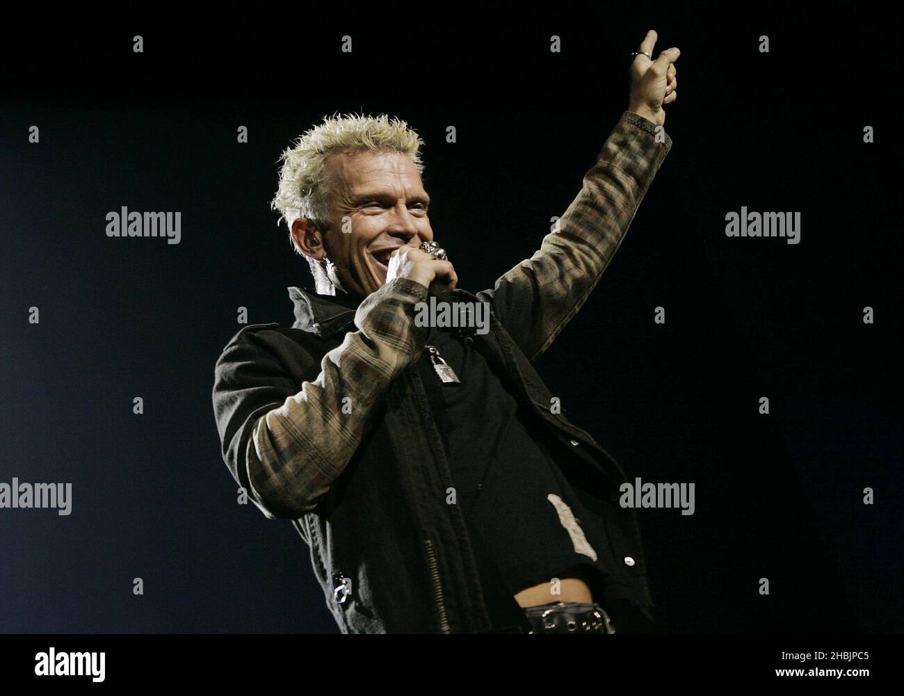 Billy Idol spielt am 11. November 2005 live auf der Bühne der Carling Academy Brixton in London. Stockfoto