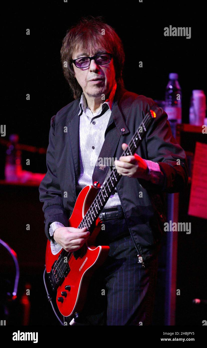 Bill Wyman und seine Rhythm Kings sind bei der One Generation 4 Another in der Royal Albert Hall in London zu sehen. Stockfoto