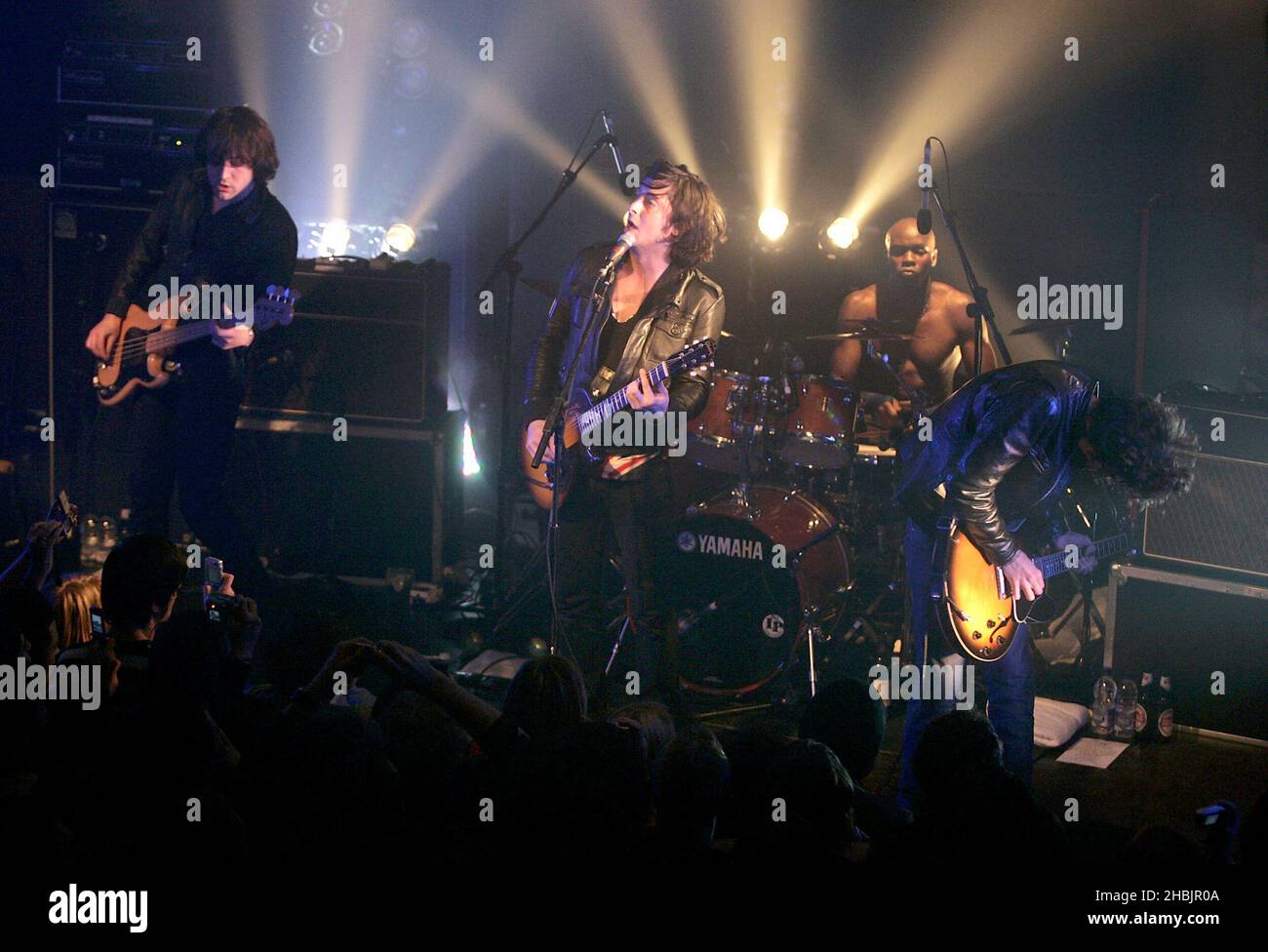 Didz Hammond, Carl Barat, Gary Powell, Anthony Rossomando von Dirty Pretty Things treten auf der Bühne des Kings College in London auf. Stockfoto