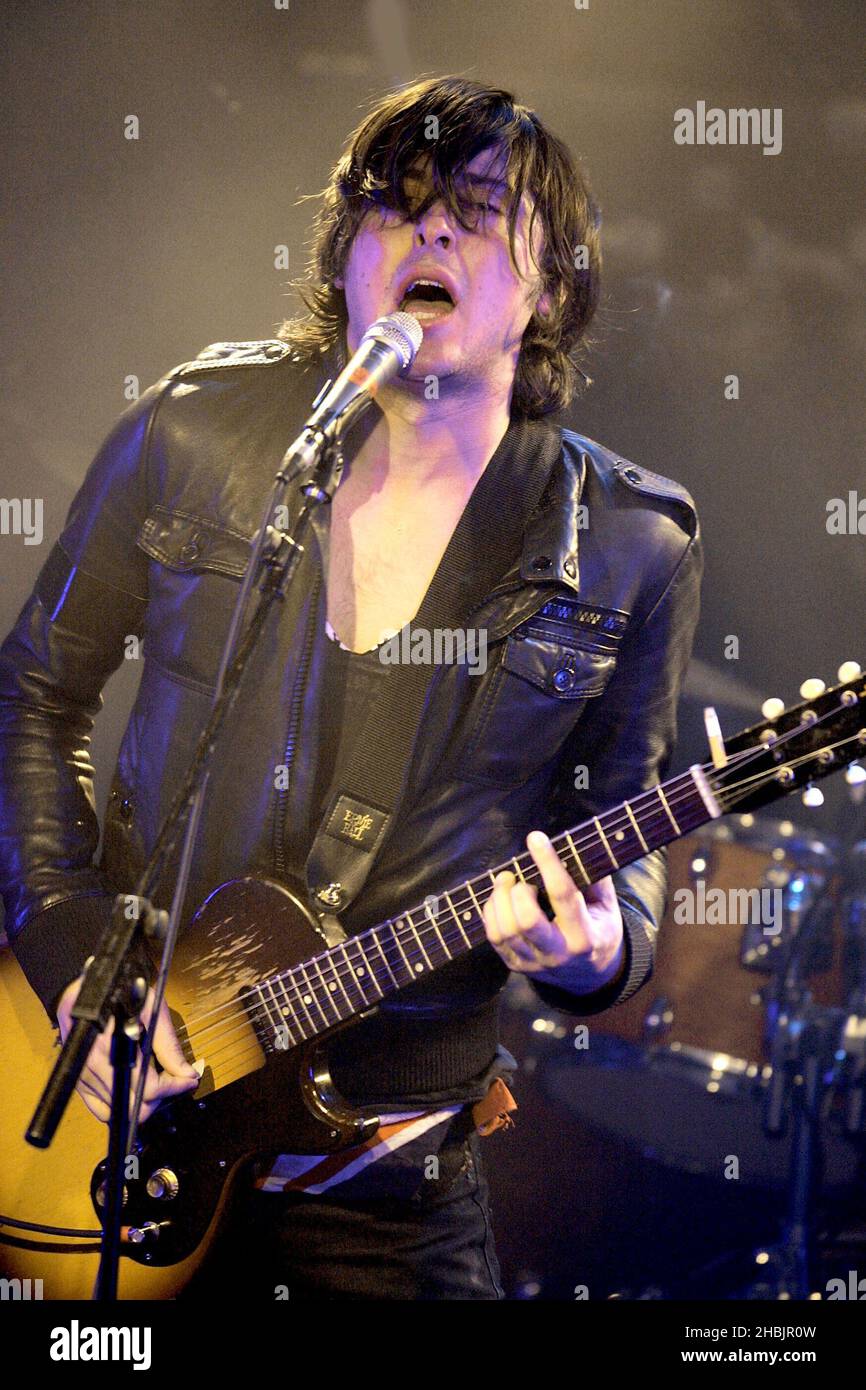 Didz Hammond, Carl Barat, Gary Powell, Anthony Rossomando von Dirty Pretty Things treten auf der Bühne des Kings College in London auf. Stockfoto