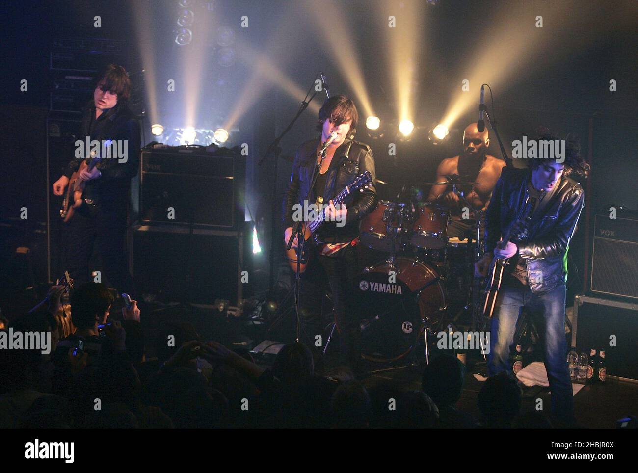 Didz Hammond, Carl Barat, Gary Powell, Anthony Rossomando von Dirty Pretty Things treten auf der Bühne des Kings College in London auf. Stockfoto