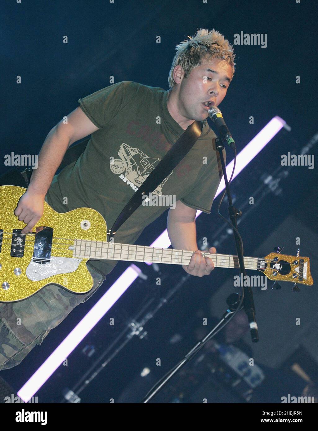 Grant Nichola, Taka Hirose, Mark Richardson, Dean Tidey von Feeder treten am 21. März 2006 in London live auf der Bühne des Carling Apollo Hammersmith auf. Stockfoto