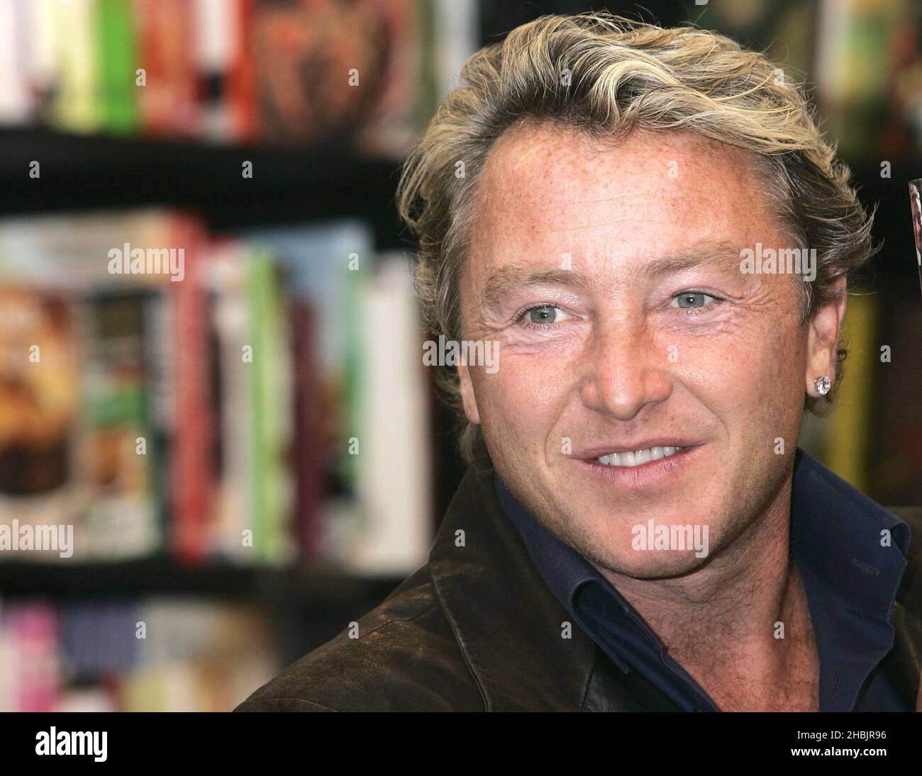 Michael Flatley signiert Kopien seiner Autobiographie 'Lord of the Dance: My Story' im Waterstone's Book Department, Harrods in London. Stockfoto