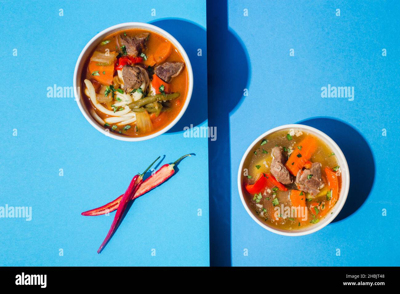 Traditionelle asiatische, usbekische, nahöstliche Suppe mit Rindfleisch oder Lamm und Gemüse. Shorpa, sherpa, Chorba auf Blau Stockfoto