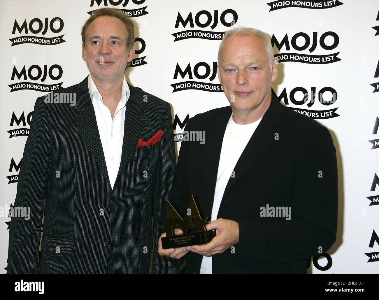 Dave Gilmour erhält den Mojo Lifetime Achievement Award und posiert mit Phil Manzera. Stockfoto