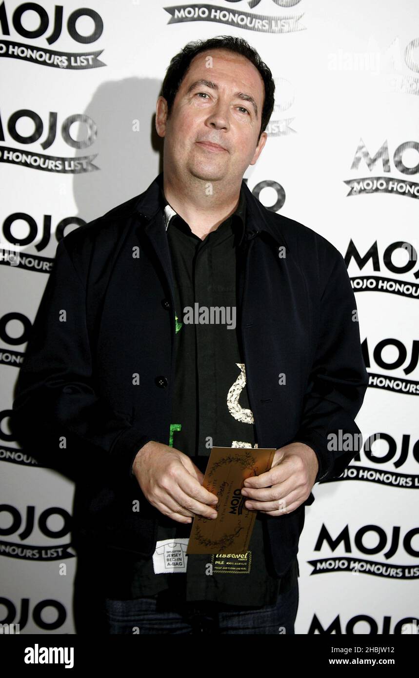 Pete Shelley von den Buzzcocks posiert mit dem Mojo Inspiration Award. Stockfoto