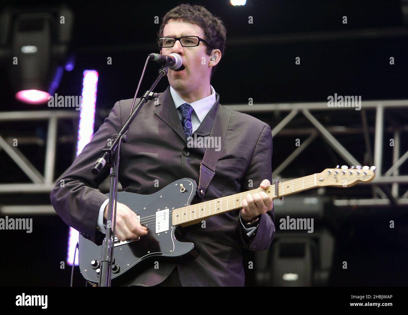 Bobby Kildea von Belle und Sebastian beim Auftritt. Stockfoto