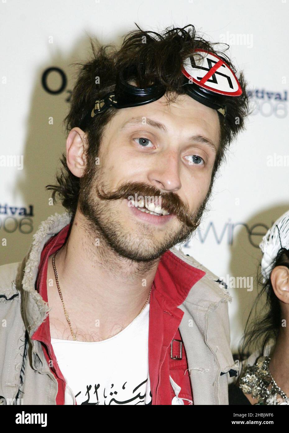 Gogol Bordello posiert hinter der Bühne beim Wireless Festival O2. Stockfoto