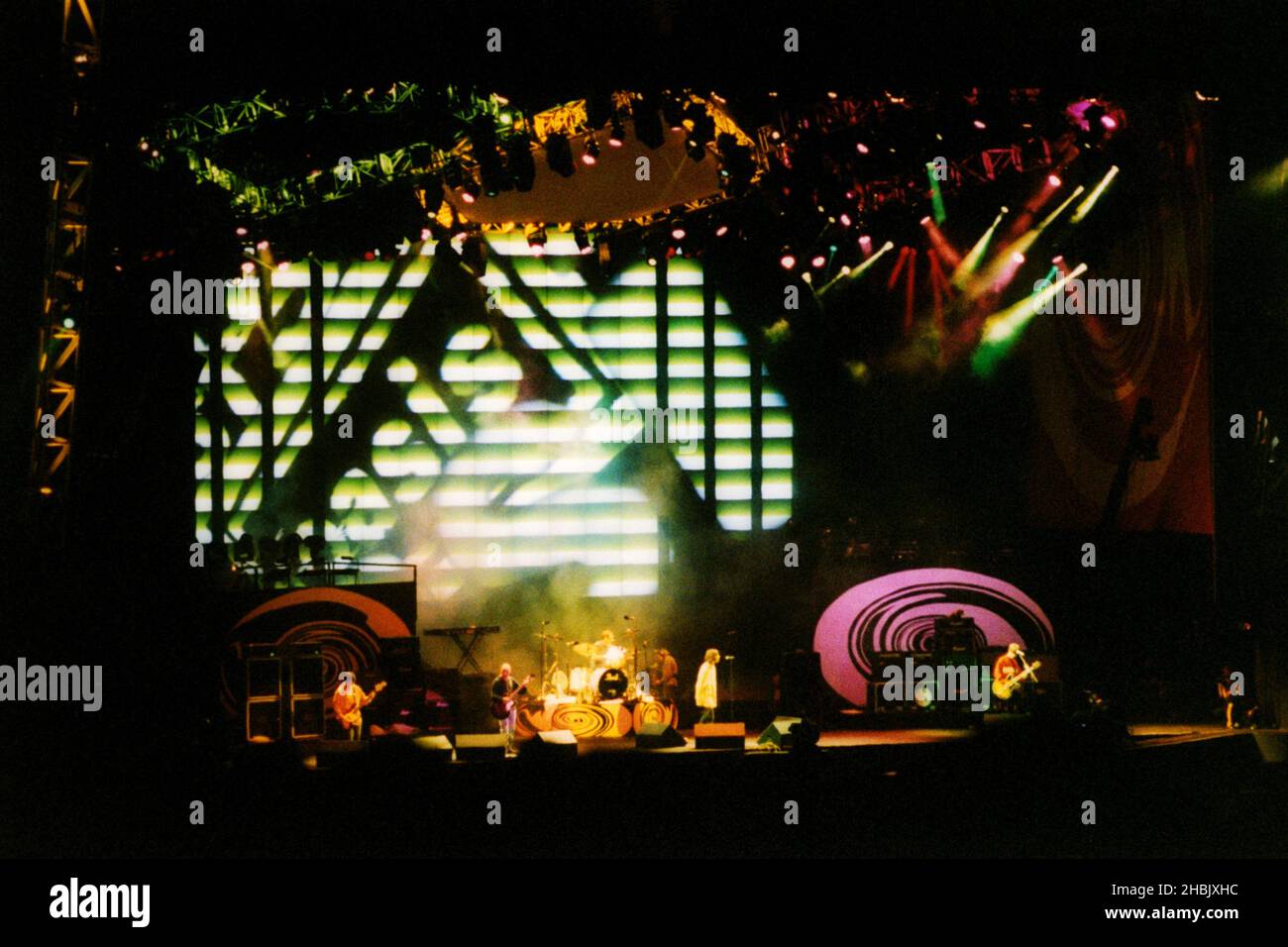 Gesamtansicht von Oasis live auf der Bühne im Knebworth House Stockfoto