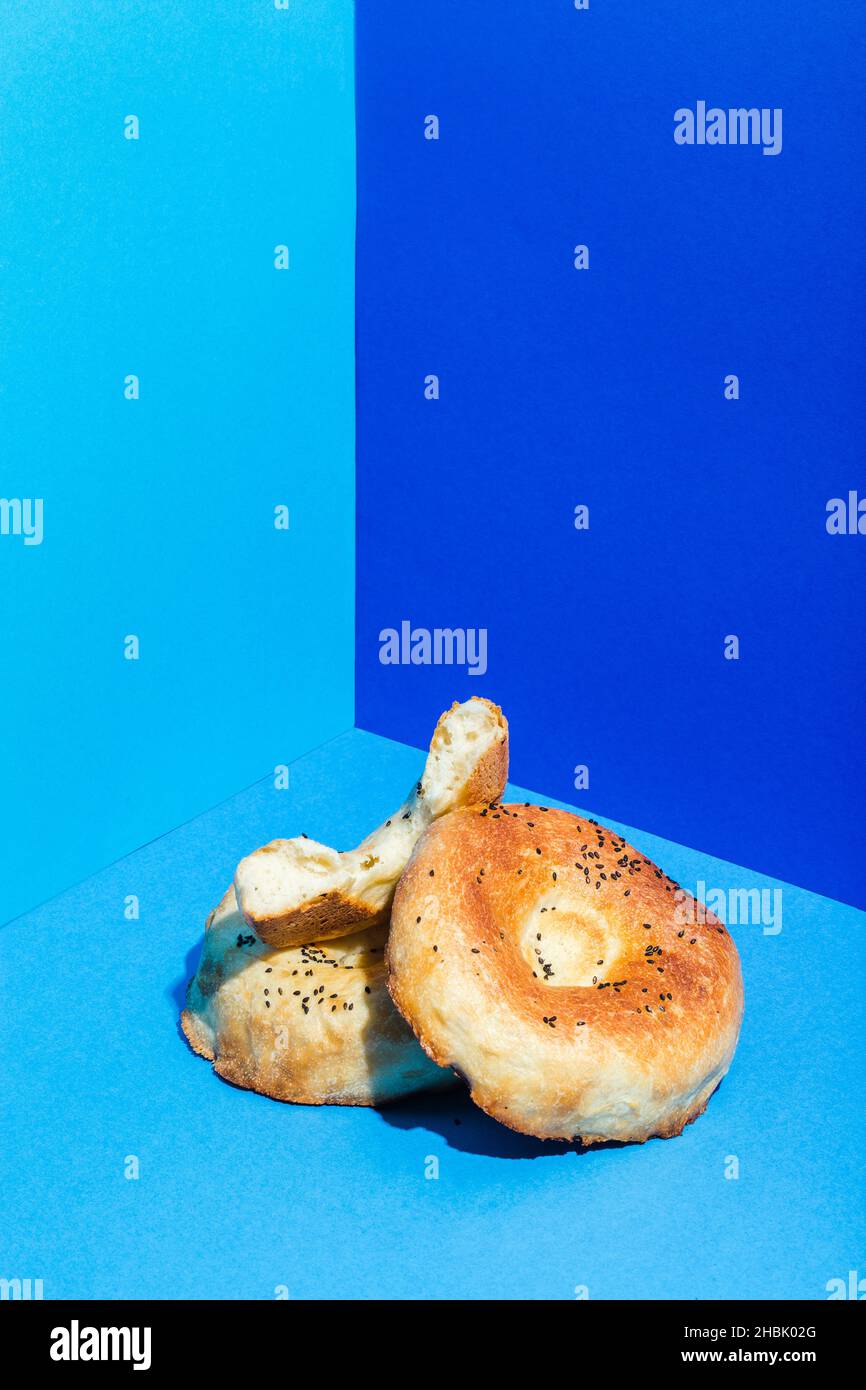 Usbekische Nationalkost Tandyr Brot Lepeshka mit Käse auf blauem Hintergrund minimalistischer Stil Stockfoto